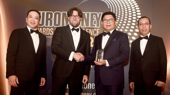 Melalui ajang Euromoney Award for Excellence 2023 yang digelar di Hong Kong pada Selasa (25/7), Bank Mandiri berhasil menyabet gelar Best Bank in Indonesia.