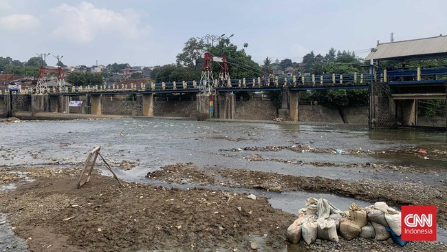 Sebagian masyarakat memanfaatkan fenomena surutnya air di Bendungan Katulampa dengan memancing dan bermain-layang-layang.