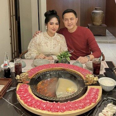 Beda Usia 26 Tahun, Ricky Subagja Pamer Romantis dengan Istri Daun Muda