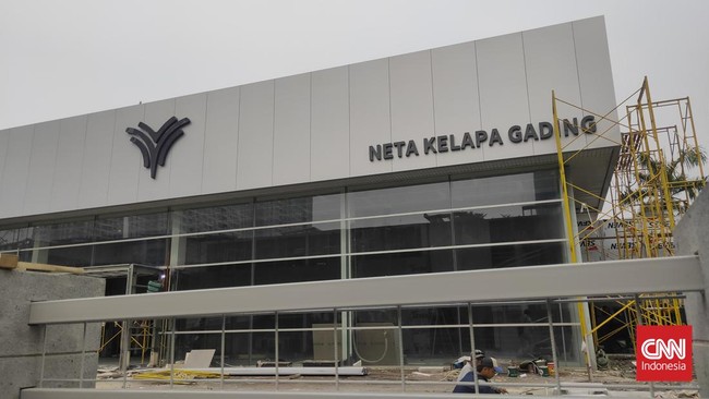 Neta terpantau sedang mendirikan dealer di Kelapa Gading, Jakarta Utara.