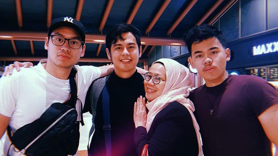 Dewi Yull bersama anak-anaknya.