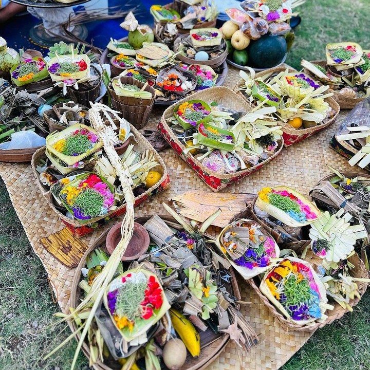 <p>Melalui unggahannya, Farah menjelaskan maksud dari ritual penyambutan vila ini untuk membersihkan setiap sudut rumahnya, Bunda. "Upacara indah ini wajib di Bali untuk rumah atau kantor baru dan melibatkan pendeta, doa, serta persembahan yang akan membersihkan setiap sudut rumah dan kompleksnya," tulis Farah. (Foto: Instagram @farahquinnofficial)</p>