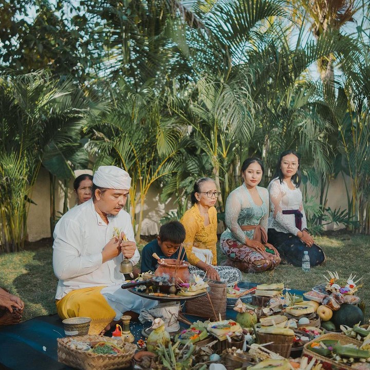 <p>Ritual penyambutan vila baru Farah ini dilakukan secara sederhana, Bunda. Beberapa yang hadir adalah masyarakat lokal yang memang berkepentingan untuk melakukan ritual. (Foto: Instagram @farahquinnofficial)</p>