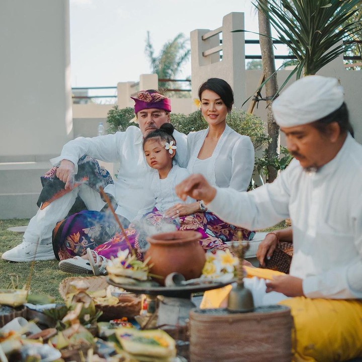 <p>Farah dan keluarganya tampak duduk di halaman rumah. Ritual penyambutan vila baru ini berlangsung dengan sakral. (Foto: Instagram @farahquinnofficial)</p>