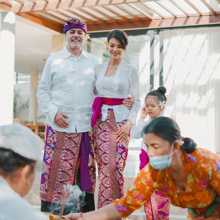 <p>Farah dan suami tak melewatkan setiap momen dalam ritual penyambutan vila baru mereka. Keduanya memerhatikan dengan seksama berjalannya ritual dari awal hingga selesai. (Foto: Instagram @farahquinnofficial)</p>