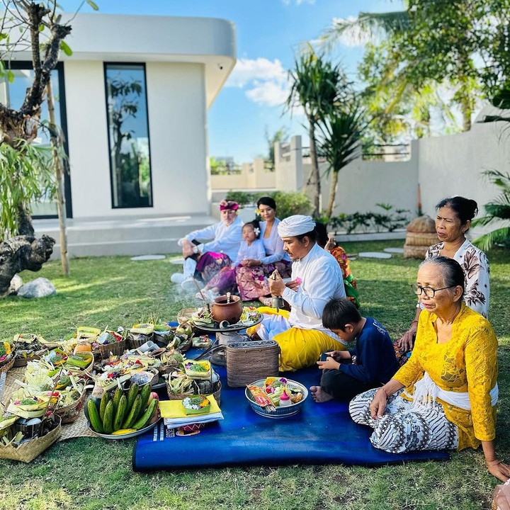 <p>Belum lama ini, Farah dan suami bulenya mengadakan ritual penyambutan vila baru yang kerap dilakukan di Bali atau dikenal Bali's house blessing ceremony. Dari unggahan Farah diketahui hunian barunya ini bernama Villa Amaira. (Foto: Instagram @farahquinnofficial)</p>