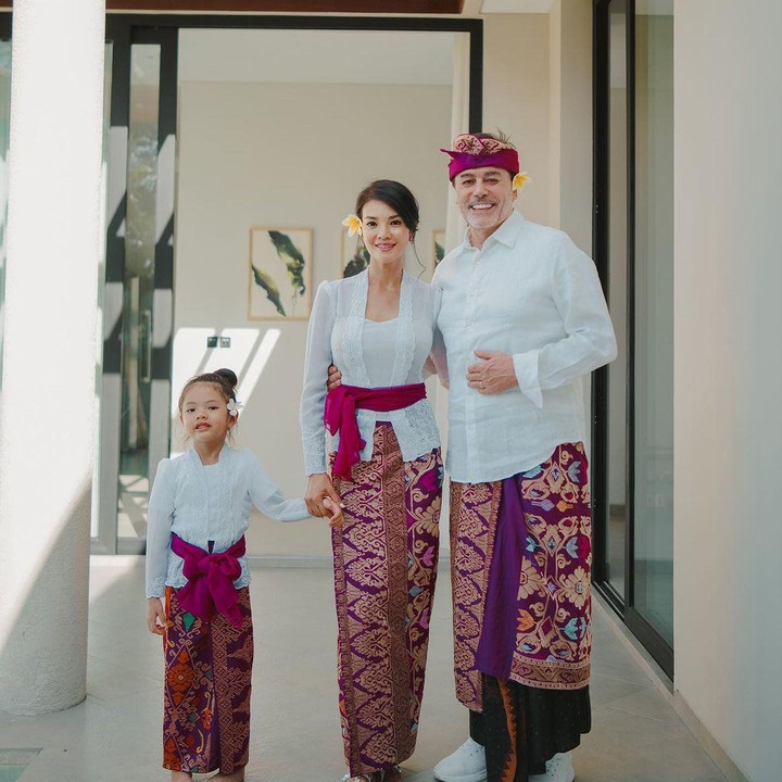 <p>Dalam upacara atau ritual tersebut, Farah bersama suami dan anak keduanya terlihat kompak mengenakan baju adat Bali. Ketiganya memakai baju adat dengan warna senada. (Foto: Instagram @farahquinnofficial)</p>