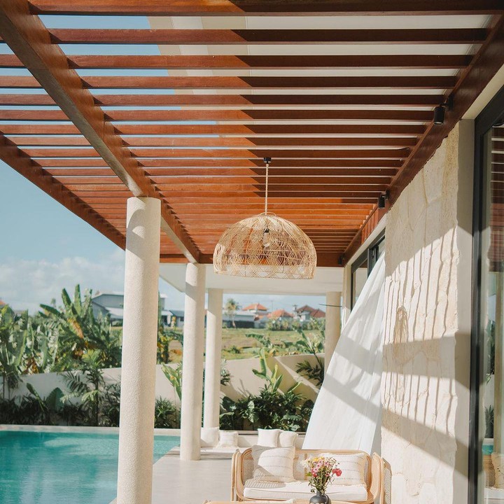 <p>Chef Farah Quinn baru saja menempati hunian baru, yakni sebuah vila mewah di Bali. Vila ini dibangun dengan konsep modern minimalis dengan fasilitas kolam renang, Bunda. (Foto: Instagram @farahquinnofficial)</p>