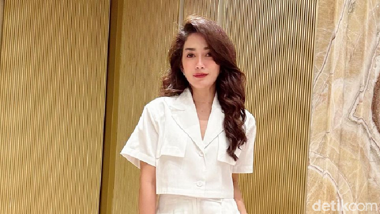 Foto Ussy Sulistiawaty yang berhasil menurunkan berat badan.