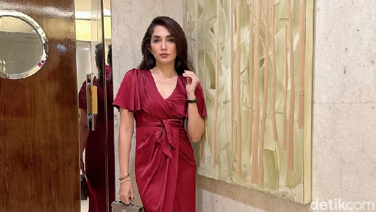 Foto Ussy Sulistiawaty yang berhasil menurunkan berat badan.