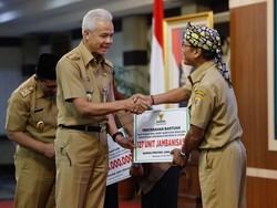 Bareng BAZNAS, Ganjar Beri Bantuan Rumah Tidak Layak Huni-Modal Usaha