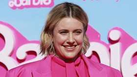 Greta Gerwig Santai Hadapi Olokan Jo Koy Soal Barbie di Golden Globe