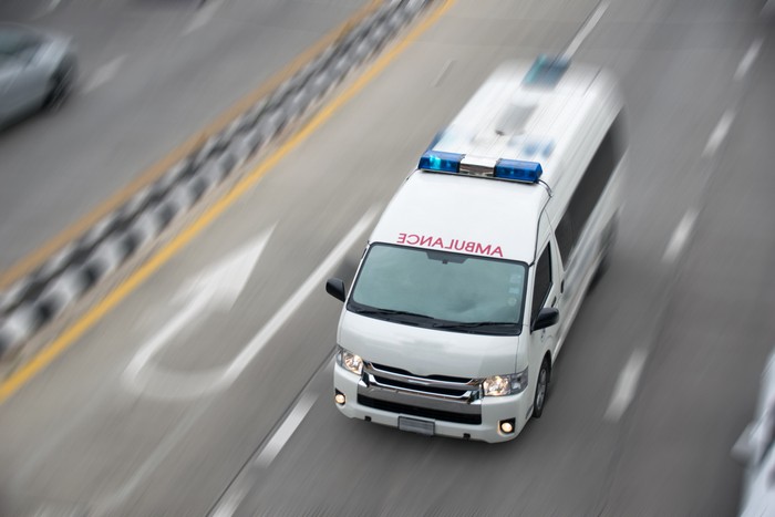 Ilustrasi ambulans di jalan raya