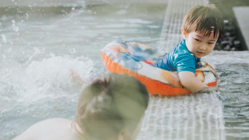 Tak Sekadar Main Air, Ini Sederet Manfaat Berenang untuk Anak