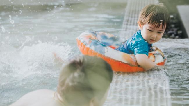Ada banyak manfaat berenang untuk anak yang berkontribusi pada kesehatan fisik sekaligus perkembangan mental mereka.