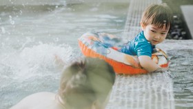Tak Sekadar Main Air, Ini Sederet Manfaat Berenang untuk Anak
