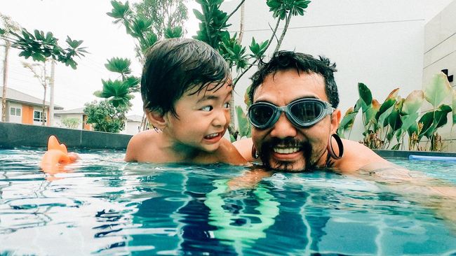 Ilustrasi anak berenang