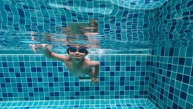 Kenapa Mata Merah setelah Berenang di Kolam Renang?