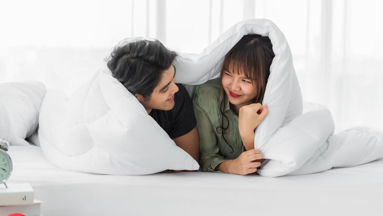 Simak Aturan Berhubungan Seks saat Bunda dan Ayah Menjalani IVF Melakukan hubungan seks saat IVF terkadang bisa menjadi hal yang dikhawatirkan dapat menggagalkan proses IVF, tapi bukan berarti benar-benar dilarang, ya Bunda.
