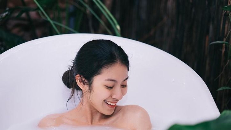 Kapan Bunda Boleh Mandi Berendam setelah Melahirkan? Ketahui Aturannya Bun Mandi setelah melahirkan adalah hal yang sangat dinantikan oleh banyak Bunda. Namun, ada beberapa hal yang perlu diperhatikan sebelum Bunda mandi. Simak yuk.