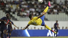 FOTO: Ronaldo Salto dan Jatuh Bangun Saat Al Nassr Ditahan PSG