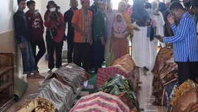FOTO: Pemakaman 15 Korban Kapal Tenggelam di Buton Tengah