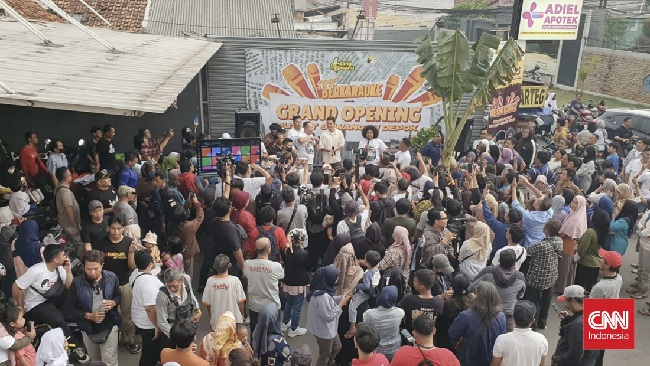 Saat meresmikan Sang Pisang di Sawangan, Kaesang disambut relawan dan spanduk yang mendukungnya jadi Wali Kota Depok.