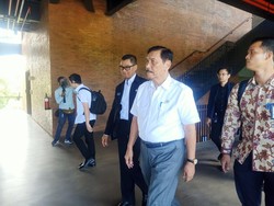 Luhut Tegaskan Dukung Terminal LNG Bali