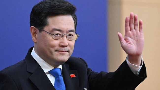 Xi Jinping mencopot Qin Gang dari jabatan menlu usai nyaris sebulan tak muncul di publik.