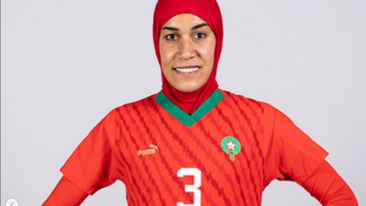 Nouhaila Benzina, pesepak bola wanita pertama pakai hijab di piala dunia wanita.