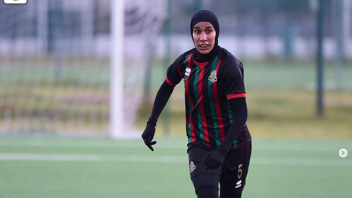 Nouhaila Benzina, pesepak bola wanita pertama pakai hijab di piala dunia wanita.