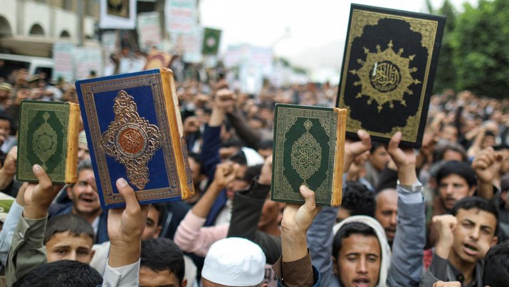 Massa berdemonstrasi menentang penodaan Alquran di Denmark, di Sanaa, Yaman 24 Juli 2023. (REUTERS/Khaled Abdullah)