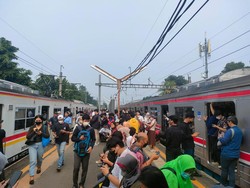 Ada Truk Tabrak Tiang Listrik di Stasiun Pondok Ranji-Kebayoran, KRL Tertahan