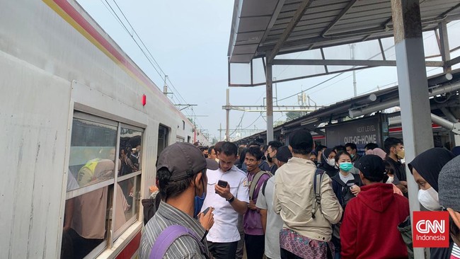 Truk yang menyebabkan gangguan KRL di jalur Kebayoran mengikuti Google Maps. Sopir gagal memutar balik kendaraan.