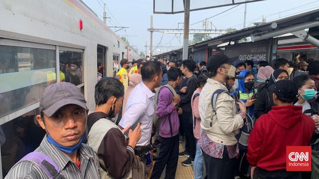 KAI Commuter merekayasa perjalanan commuter line Rangkasbitung karena insiden truk yang menabrak tiang listrik sehingga menghalangi perjalanan kereta.