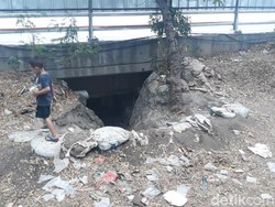 Harus Jongkok, Begini Penampakan Pintu Masuk Permukiman Kolong Tol Angke