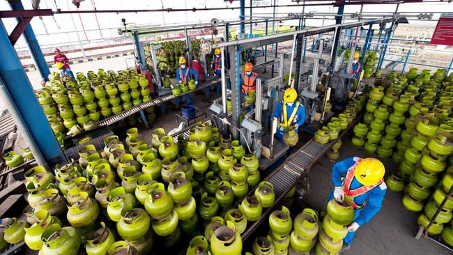 Dirut Pertamina, Nicke Widyawati, memastikan pasokan LPG Subsidi 3 kg tetap aman di tengah peningkatan konsumsiakhir-akhir ini.