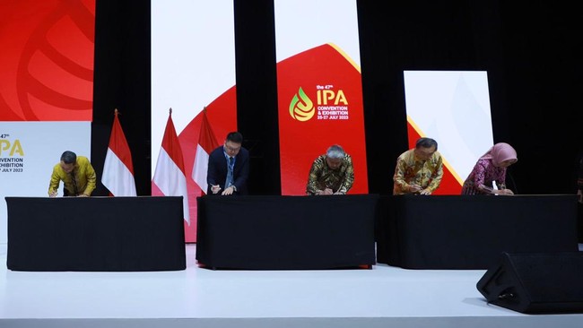Pertamina Hulu Energi bersama Petronas menandatangani perjanjian untuk mengambil alih kepemilikan Shell sebesar 35 persen di Blok Masela, Selasa (25/7).
