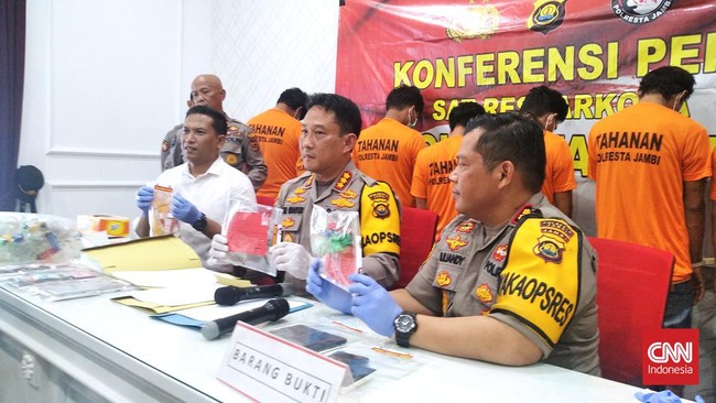 Kasat Narkoba Polresta Jambi Kompol Niko Darutama diganti setelah viral aksi emak-emak menggerebek markas narkoba.