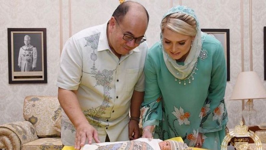 Putra Mahkota Kelantan Tengku Muhammad Faiz Petra dan istri bulenya Yang Mulia Che Puan Mahkota Sofie Louise Johansson