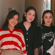 Potret Reuni 'BLINK' yang Kompak Meski Beda Gaya, dari Edgy hingga Girly Bak Barbie