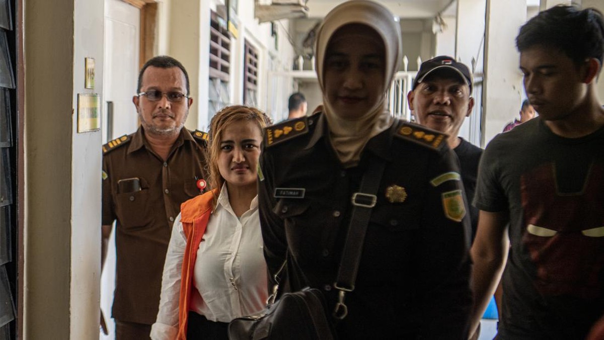 FOTO: Air Mata di Sidang Perdana Konten Makan Babi Lina Mukherjee