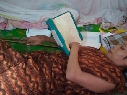 Nasib Mantan Pekerja Migran Lumpuh Total dan Ayah Hidup dengan Jalan Merangkak