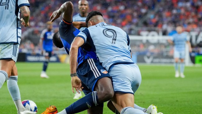 Aksi brutal bintang Major League Soccer (MLS) Alan Pulido yang menanduk bek lawan Yerson Mosquera bisa jadi lampu kuning untuk Lionel Messi.