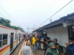 2 KRL Arah Tanah Abang Tertahan di Sudimara Buntut Truk Tabrak Tiang Listrik