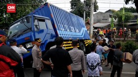 VIDEO: Truk Terperosok Dan Tabrak Tiang KRL, Jadwal Kereta Terganggu