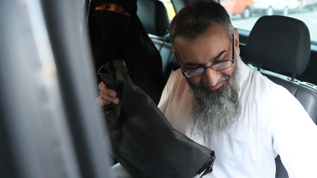Inggris mendakwa ulama radikal Islam, Anjem Choudary, dengan tiga pelanggaran tindak pidana terorisme usai menahannya di London pada pekan lalu.