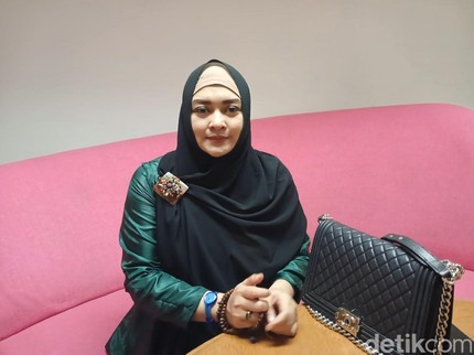 Kisah Pilu Eks Presenter Zeda Salim: Dinikahi Poligami, Ditelantarkan & Dilarang Hamil