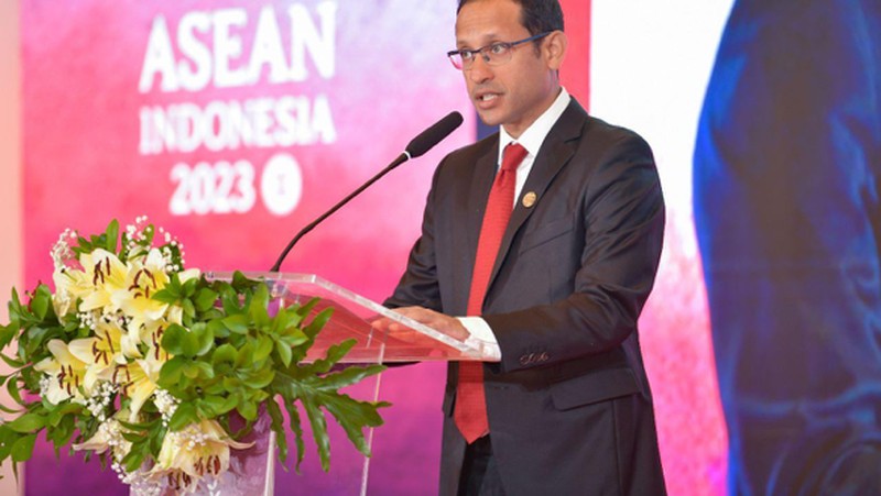 Menteri Pendidikan, Kebudayaan, Riset, dan Teknologi Indonesia, Nadiem Anwar Makarim, memimpin pertemuan meja bundar