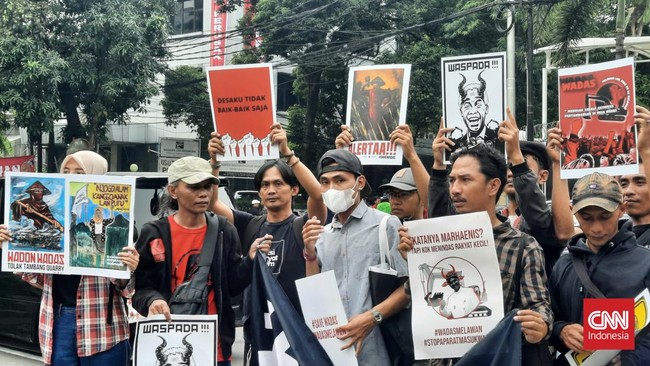 Warga Wadas menggelar demo di dekat rumah relawan Ganjar di Jakpus. Mereka memprotes aktivitas proyek tambang batuan andesit di Wadas.